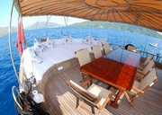 Teknede yemek masası